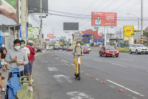 Лима Перу Апреля 2020 Года Мужчины Очереди Практикующие Социальное Дистанцирование — стоковое фото