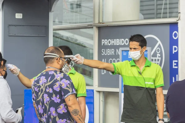 Lima, Peru - 8 Nisan 2020: Coronavirüs salgını. Tottus 'taki süpermarkete girmeden önce sıcaklık kontrolü. Güvenlik prosedürleri. 