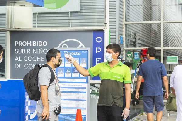Лима Перу Апреля 2020 Года Эпидемия Коронавируса Контроль Температуры Перед — стоковое фото