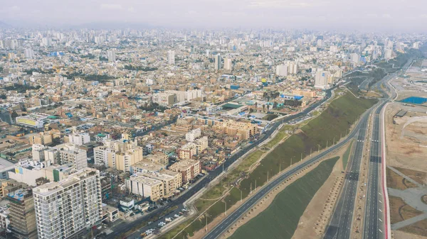 Lima, Peru 'daki Costa Verde' nin panoramik arabasız görüntüsü. Güney Amerika 'da Coronavirüs salgını.
