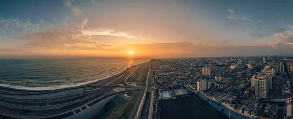 San Miguel-Lima, Peru 'da Costa Verde yolunun panoramik gece manzarası..