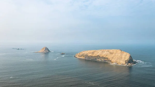 Pasifik Okyanusu 'nun ve Pachacamac, Lima, Peru' daki Güneş Tapınağı 'ndan gelen büyük adaların havadan görünüşü.