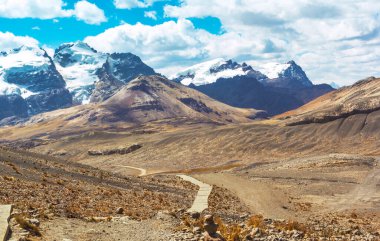 And Dağları 'ndaki dağ sırasından, Huascarn Ulusal Parkı' ndaki Pastoruri buzuluna, Huaraz / Peru 'daki güzel patika. Tropik buzullar deniz seviyesinden 5200 metre yükseklikte..