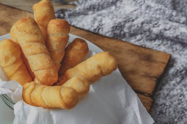 Evde kalmak için nefis aperatifler, tipik Venezuela tekelleri, peynir parmakları. İş ve zengin yiyecekler.