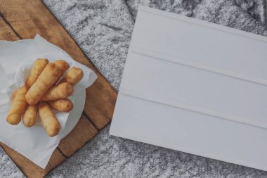 Evde kalmak için nefis aperatifler, tipik Venezuela tekelleri, peynir parmakları. İş ve zengin yiyecekler.