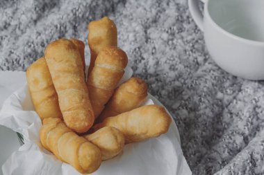 Evde kalmak için nefis aperatifler, tipik Venezuela tekelleri, peynir parmakları. İş ve zengin yiyecekler.