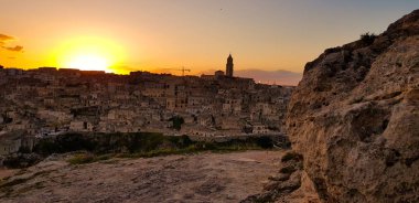 Arka planda güzel bir günbatımı eski İtalyan kasabasıdır.