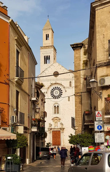 Apulië, Italië - wiew op oude kerk en straat — Stockfoto