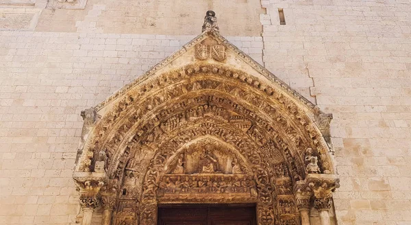 Pouilles, Italie - veuve de la porte d'une ancienne église d'architecture — Photo