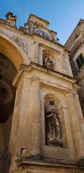 Апулия, Италия - деталь церкви старой архитектуры — стоковое фото