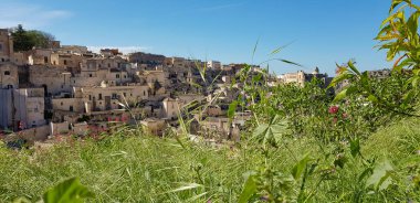 Çiçekli eski Apulian kasabasına bak, İtalya, Avrupa