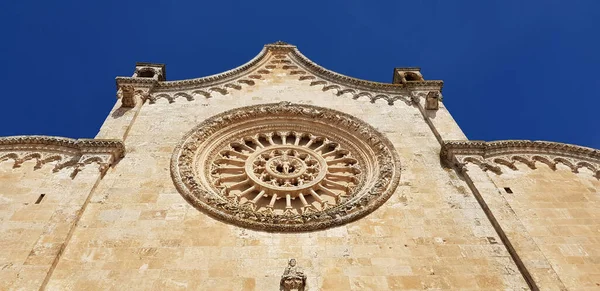 Bari, Apulië, Italië - blik op oude architectuurkerk — Stockfoto
