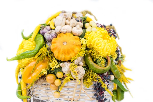 Composición estacional de flores y verduras —  Fotos de Stock