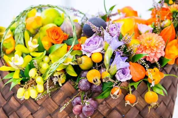 Bouquet di fiori e frutta di stagione — Foto Stock