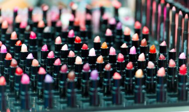 Çok farklı renkli rujlardan oluşan çok renkli, güzel bir makyaj seti.