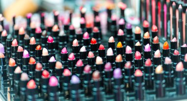 Çok farklı renkli rujlardan oluşan çok renkli, güzel bir makyaj seti.