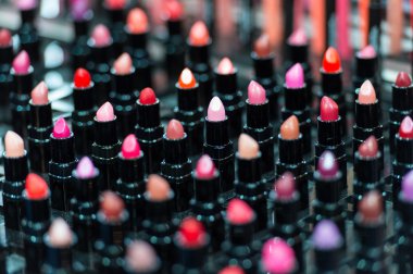 Çok farklı renkli rujlardan oluşan çok renkli, güzel bir makyaj seti.