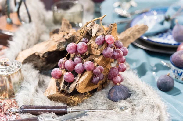 Uvas em madeira e peles — Fotografia de Stock