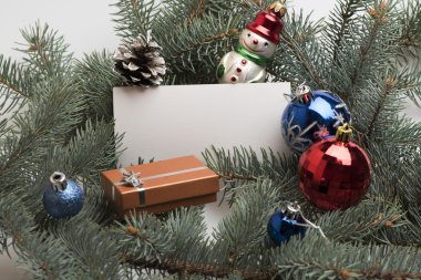Noel baubles ve süslemeler