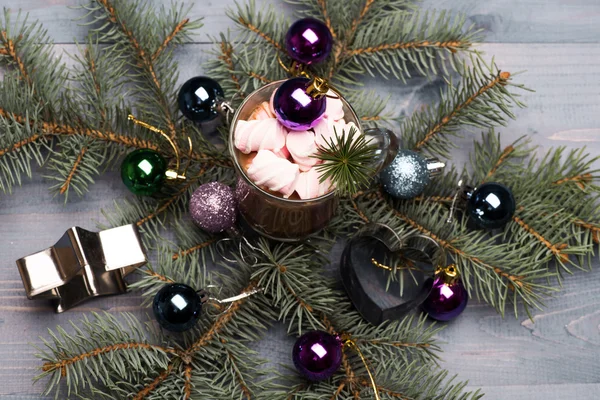 Cacao o chocolate con malvaviscos y decoración de Navidad —  Fotos de Stock
