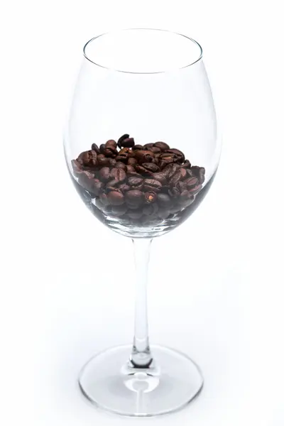 Kaffebönor inuti glas vin — Stockfoto