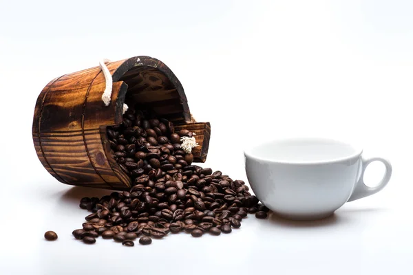 Kaffebönor på träfat — Stockfoto