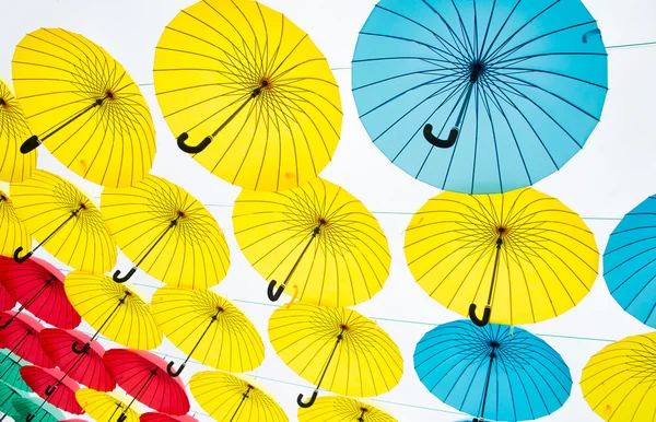 Olika färger paraplyer bakgrund — Stockfoto