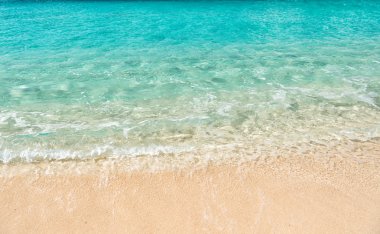 Deniz kıyısında güzel bir deniz manzarası, kumlu sahilde temiz dalgalı sörf suyu.