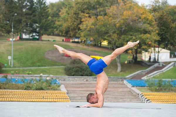 Sportlicher Mann macht Yoga-Asanas im Park — Stockfoto