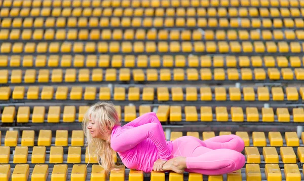 Preatty junge Frau macht Yoga-Asanas im Park — Stockfoto