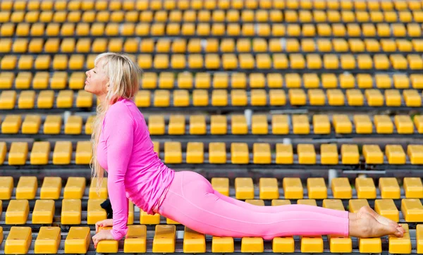Preatty jonge vrouw doet yoga asanas in het park — Stockfoto