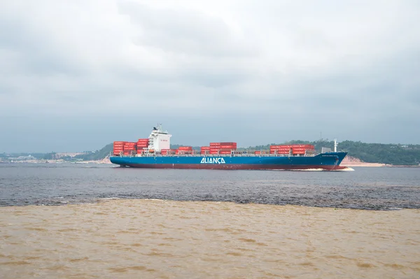 Waterbijeenkomst in braziliaanse Amazonerivier met rio del negro — Stockfoto