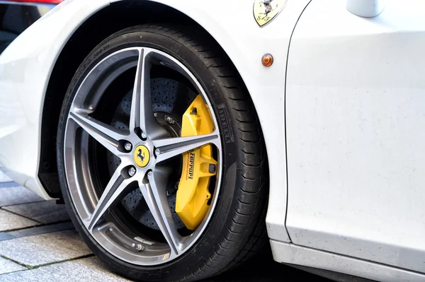 Superdeportivo blanco Ferrari 458 Spider — Foto de Stock