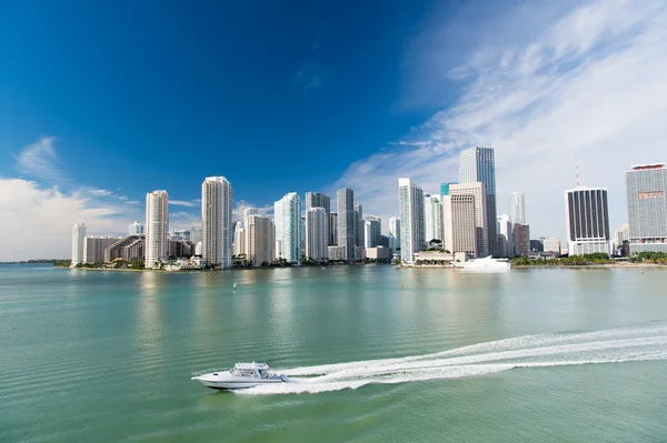 Vista aérea de los rascacielos de Miami con cielo azul nublado, vela de barco —  Fotos de Stock