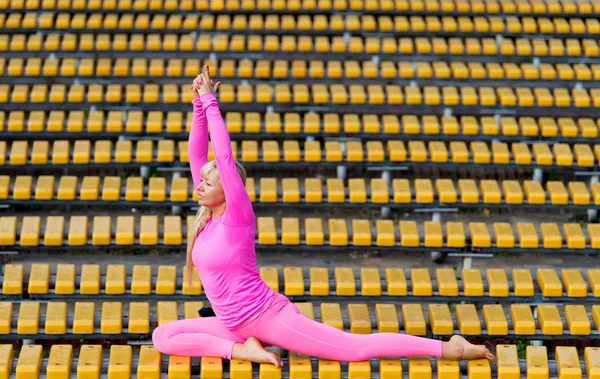 Preatty jonge vrouw doet yoga asanas in het park — Stockfoto