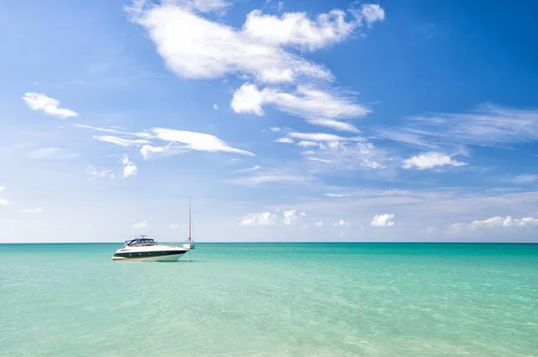 Atractiva vista brillante de la hermosa playa marina exótica colorida con barco en agua azul —  Fotos de Stock
