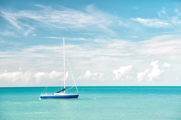 Vonzó világos kilátás egzotikus színes gyönyörű tengeri strand hajóval kék víz — Stock Fotó