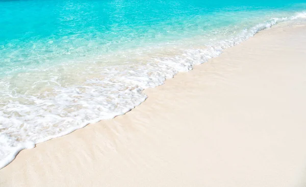 Schöner Meerblick an der Küste mit sauberem, welligem Surfwasser am Sandstrand — Stockfoto