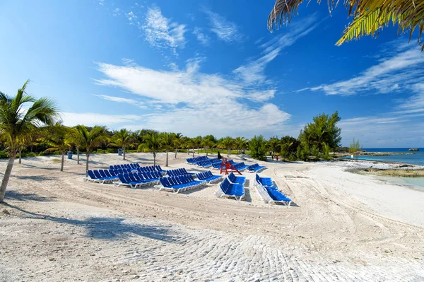 Vacker havsutsikt på havskusten linje med ren vågigt surfvatten på sandstrand — Stockfoto