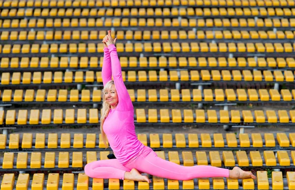 Hübsche junge Frau macht Yoga-Asanas im Park — Stockfoto