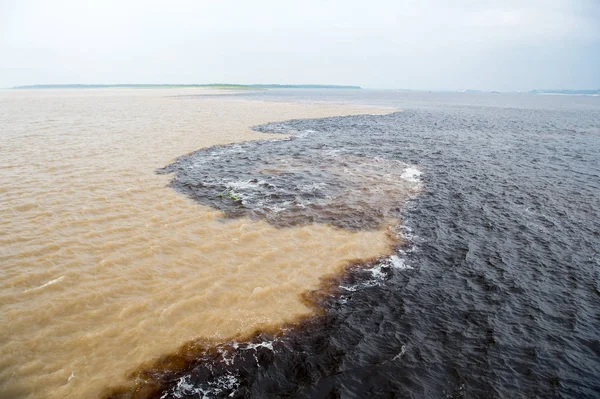 Rencontre de l'eau dans la rivière brésilienne-amazone avec rio del negro — Photo