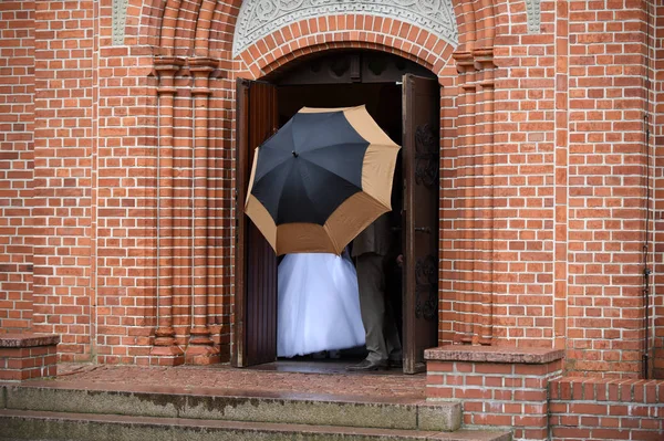 Couple marié derrière parapluie — Photo