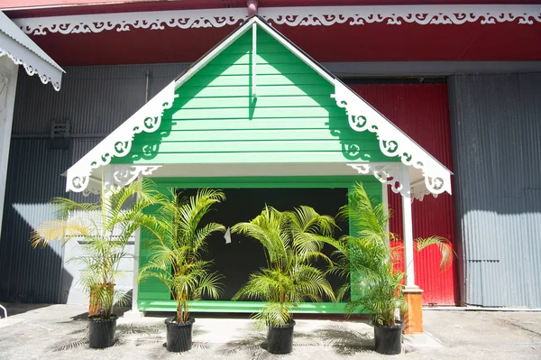 棕榈科植物座木头房子里 — 图库照片