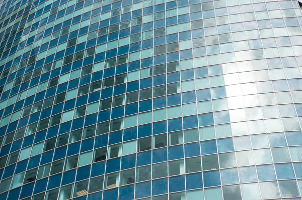 Janelas de vidro no edifício moderno — Fotografia de Stock