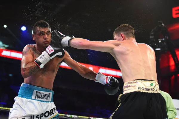 Boxeadores no identificados en el ring durante la lucha por los puntos de ranking — Foto de Stock