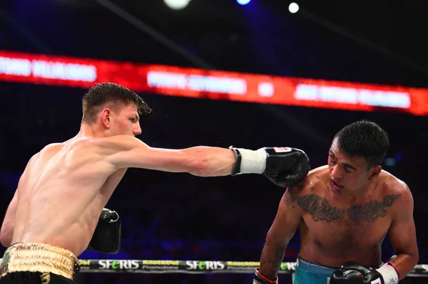 Um boxers não identificados no ringue durante a luta por pontos de classificação — Fotografia de Stock