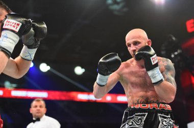 Kimliği belirsiz bir boksörler sıralaması için kavga sırasında halka