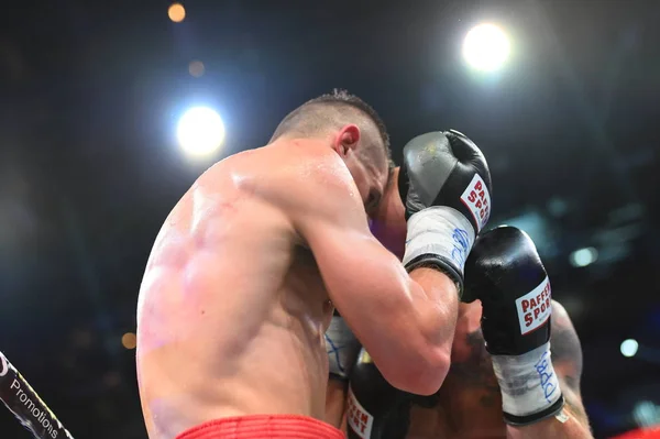 Um boxers não identificados no ringue durante a luta por pontos de classificação — Fotografia de Stock