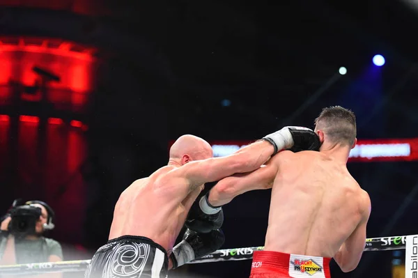 Неопознанные боксеры на ринге во время боя за рейтинговые очки — стоковое фото