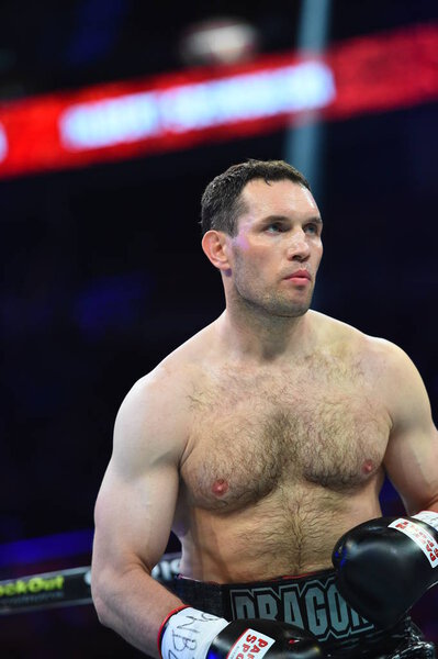 Неопознанные боксеры на ринге во время боя за рейтинговые очки
